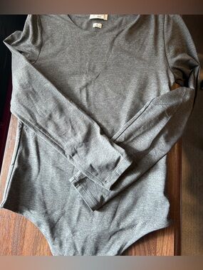 Aritzia Contour Bodysuit Gray Size M Long Sleeve High Neck Snap Bottom